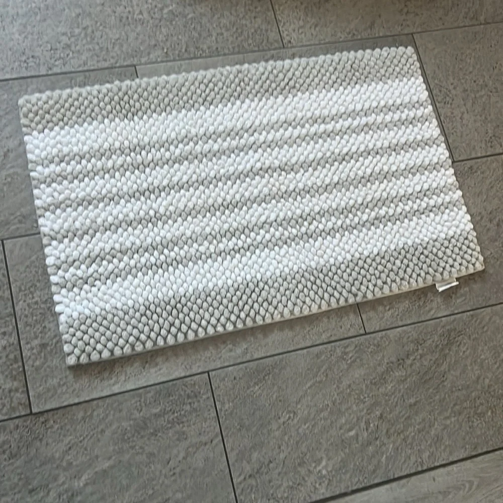 Bathroom rug super clesn